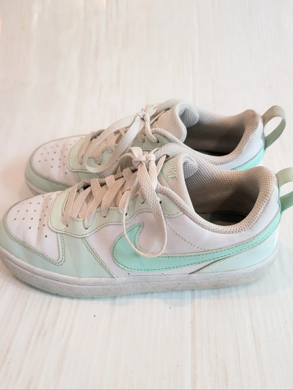 NIKE Low Top Sneakers in Mint & White Size 4 Youth